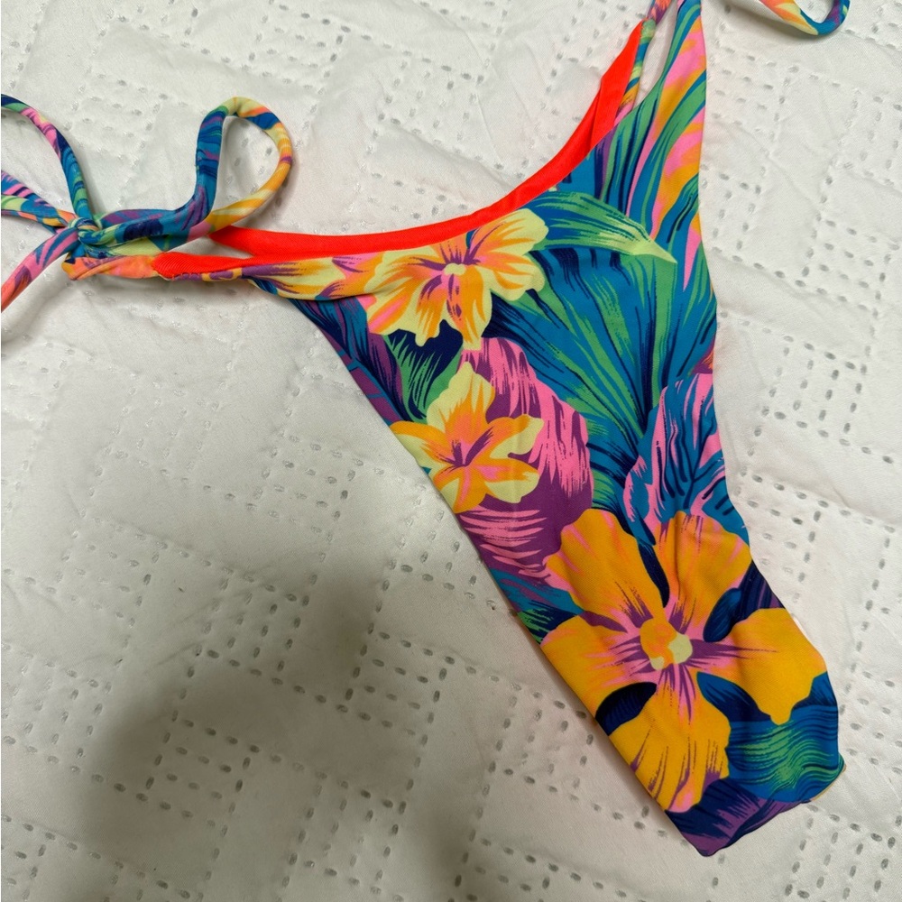 REVERSIBLE Floral Bikini Set with Tropical Print - Picture 3 of 4
